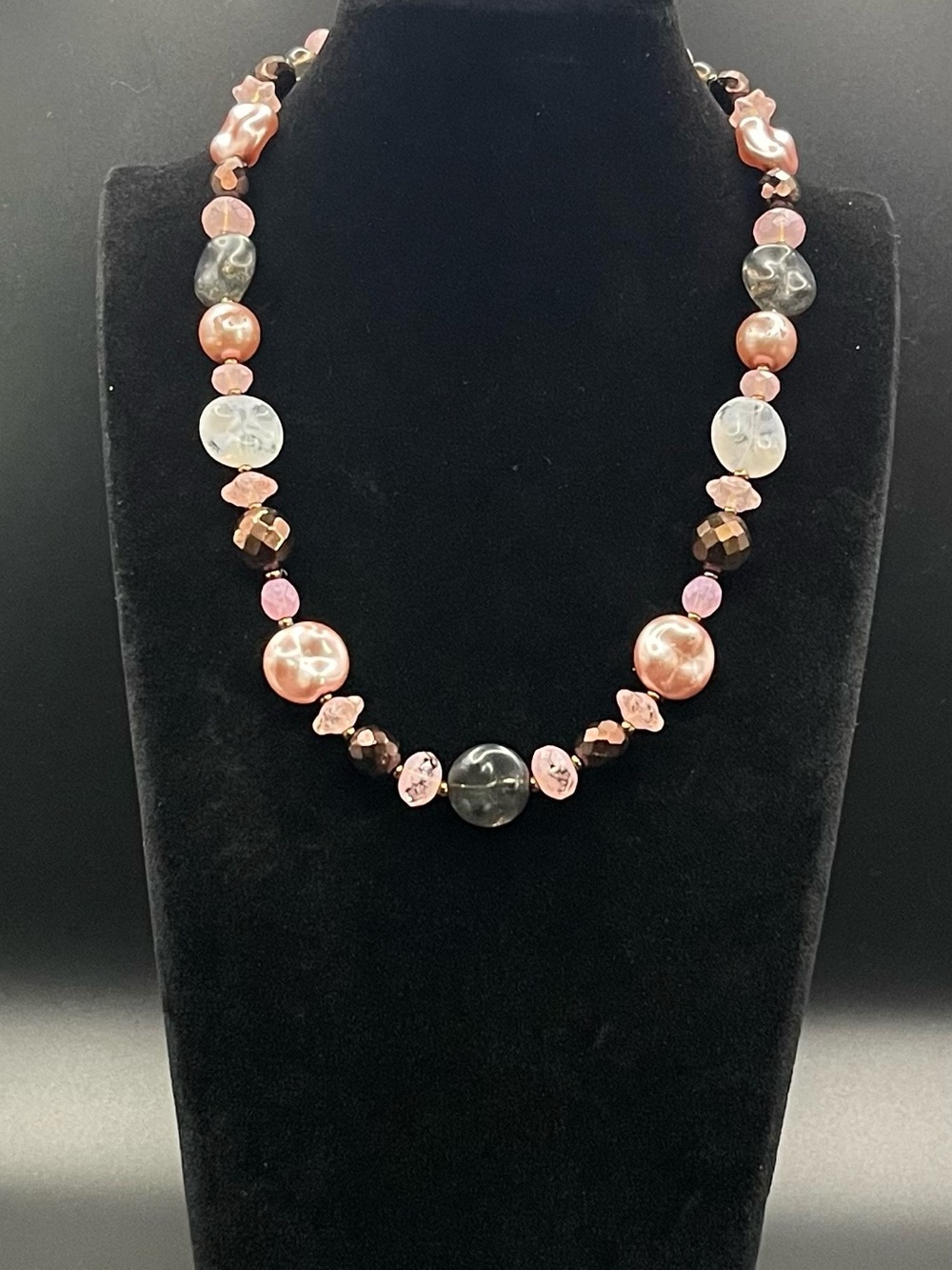Vintage chunky pink and gray mixed bead statement necklace! 16” with 3” extender